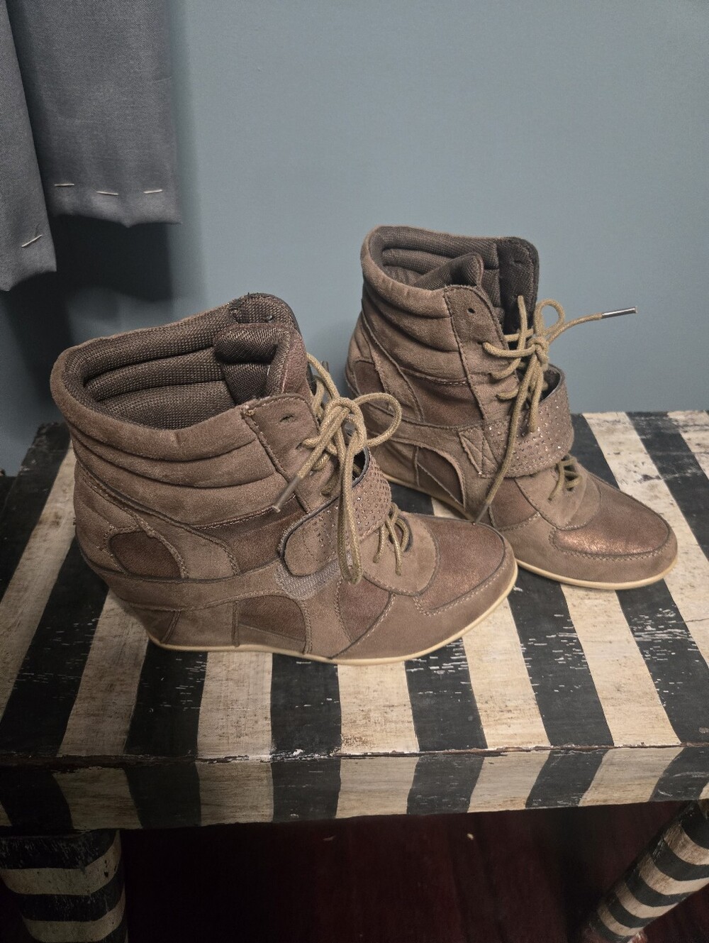 Nevada Womens 9 Brown Wedge Sneaker